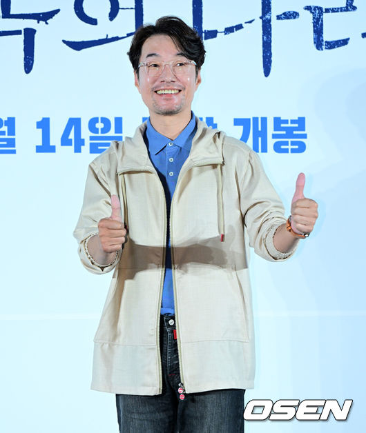 [OSEN=지형준 기자] 22일 오전 서울 광진구 자양동 롯데시네마 건대입구에서 영화 ‘행복의 나라’ 제작보고회가 열렸다.'행복의 나라'는1979년 10월 26일, 상관의명령에의해 대통령 암살 사건에 연루된 박태주(이선균 분)와 그의변호를 맡으며 대한민국 최악의정치 재판에 뛰어든 변호사 정인후(조정석 분)의이야기를 그린 영화다. 배우 송영규가 포토타임을 하고 있다. 2024.07.22 / jpnews@osen.co.kr