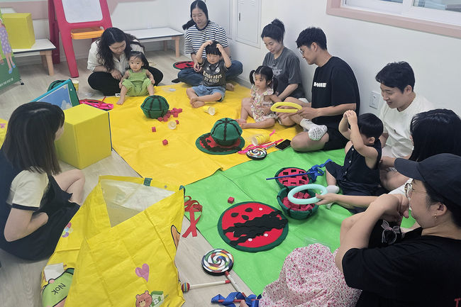 우석대 교육발전지원센터가 완주군 교육발전특구 사업의 하나로 영유아와 보호자를 위한 ‘오감발달 체험 프로그램’을 지난 2일부터 시작했다. / 우석대