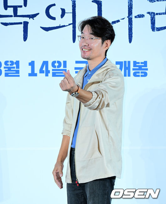 [OSEN=지형준 기자] 22일 오전 서울 광진구 자양동 롯데시네마 건대입구에서 영화 ‘행복의 나라’ 제작보고회가 열렸다.'행복의 나라'는1979년 10월 26일, 상관의명령에의해 대통령 암살 사건에 연루된 박태주(이선균 분)와 그의변호를 맡으며 대한민국 최악의정치 재판에 뛰어든 변호사 정인후(조정석 분)의이야기를 그린 영화다. 배우 송영규가 포토타임을 하고 있다. 2024.07.22 / jpnews@osen.co.kr