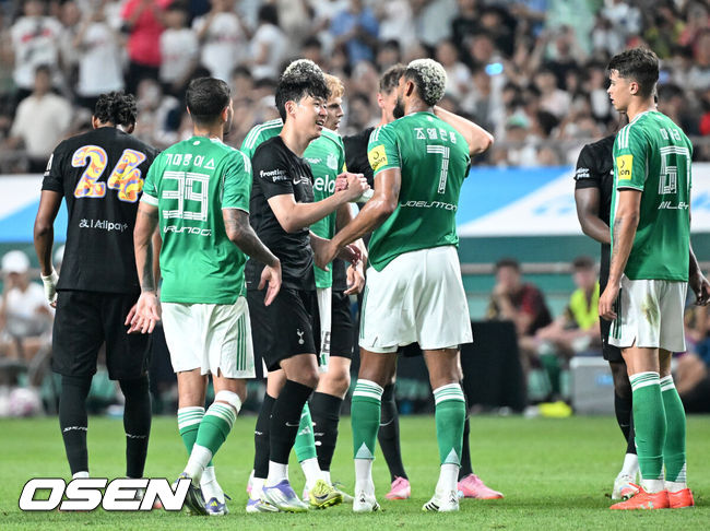 [OSEN=서울월드컵경기장, 이대선 기자] 3일 오후 서울월드컵경기장에서 쿠팡플레이 시리즈 20252경기, 토트넘 홋스퍼 FC와 뉴캐슬 유나이티드 FC의 프리시즌 친선경기가 열렸다.토트넘 손흥민의 고별전이자 양민혁과 뉴캐슬 박승수의 맞대결로 주목받는 이번 경기는 단순한 프리시즌 친선경기가 아닌, 전설의 마지막, 신예의 등장 교차점이라는 특별한 의미가 더해진다.후반 토트넘 홋스퍼 손흥민이 교체되며 뉴캐슬 유나이티드 선수들과 인사를 나누고 있다. 2025.08.03 /sunday@osen.co.kr