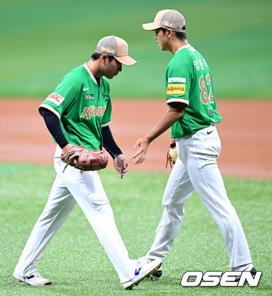 [OSEN=고척, 최규한 기자] 3일 오후 서울 고척스카이돔에서 ‘2025 신한 SOL Bank KBO리그’ 키움 히어로즈와 롯데 자이언츠의 경기가 열렸다.홈팀 키움은 정세영, 방문팀 롯데는 박세웅을 선발로 내세웠다.1회초 2사 만루 상황 키움 선발 정세영이 강판되며 마운드를 향하는 임진묵과 인사를 나누고 있다. 2025.08.03 / dreamer@osen.co.kr