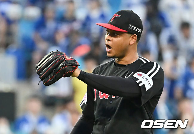[OSEN=대구, 이석우 기자] 2일 대구삼성라이온즈파크에서 2025 신한 SOL 뱅크 KBO 리그 삼성 라이온즈와 LG 트윈스의 경기가 열렸다. 홈팀 삼성은 원태인이, 방문팀 LG는 에르난데스가 선발 출전했다. LG 트윈스 선발 투수 에르난데스가 4회말 2사 1,2루 삼성 라이온즈 김태훈을 삼진으로 잡고 환호하고 있다. 2025.08.02 / foto0307@osen.co.kr
