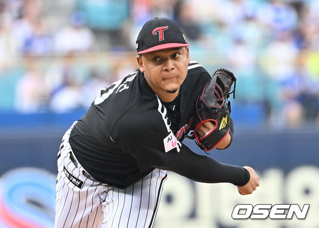 [OSEN=대구, 이석우 기자] 2일 대구삼성라이온즈파크에서 2025 신한 SOL 뱅크 KBO 리그 삼성 라이온즈와 LG 트윈스의 경기가 열렸다. 홈팀 삼성은 원태인이, 방문팀 LG는 에르난데스가 선발 출전했다. LG 트윈스 선발 투수 에르난데스가 역투하고 있다. 2025.08.02 / foto0307@osen.co.kr