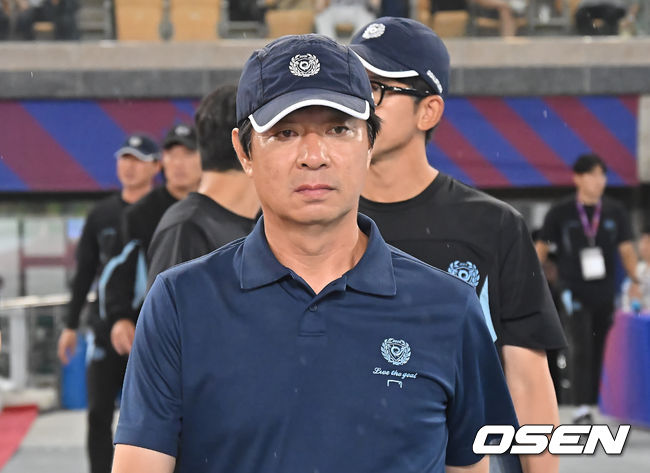 [OSEN=대구, 이석우 기자] 4일 대구스타디움에서 대구FC와 FC 바르셀로나의  2025 아시아 투어 에디션 한국 경기가 열렸다.  FC 바르셀로나는지난달 31일 서울월드컵경기장에서 열린 FC 서울과의 맞대결에서 7-3으로 완승을 거뒀다.대구FC 김병수 감독이 경기장에 입장하고 있다. 2025.08.04 / foto0307@osen.co.kr