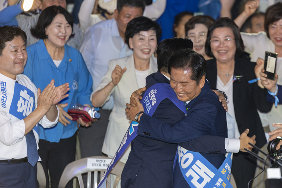 정청래 신임 더불어민주당 대표(오른쪽)가 2일 경기 고양시 킨텍스에서 열린 더불어민주당 제2차 임시전국당원대회에서 당대표로 선출된 뒤 박찬대 후보의 축하를 받고 있다. 임현동 기자