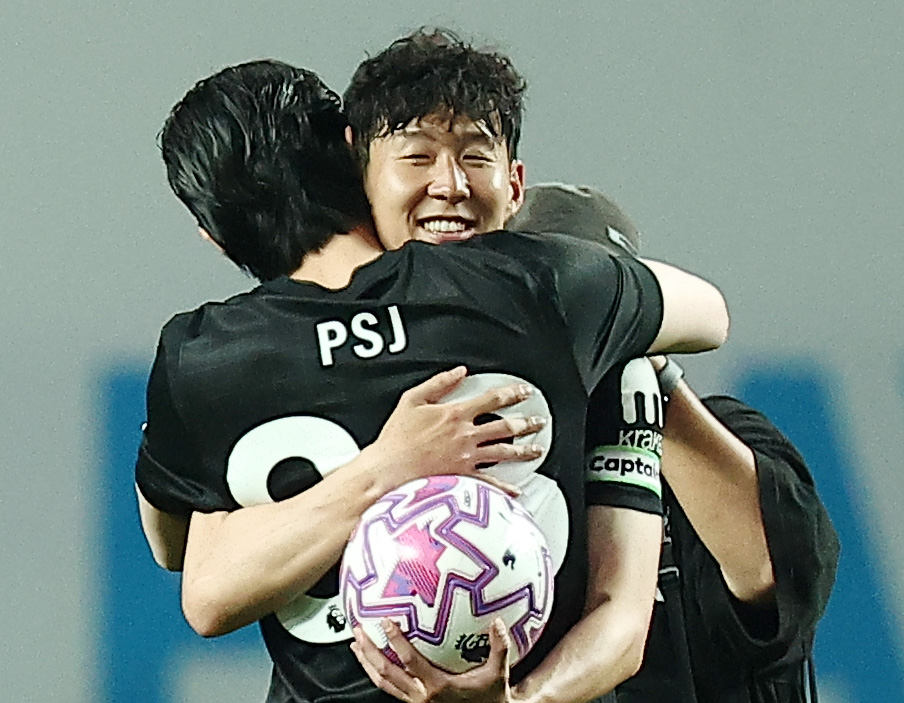 토트넘 손흥민이 이날 시축을 마친 절친 배우 박서준과 포옹하고 있다. 연합뉴스