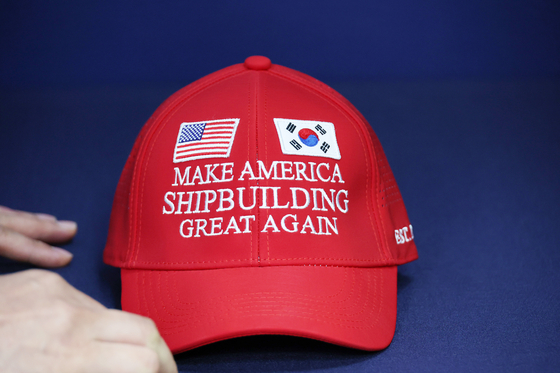 3일 대통령실이 공개한 ‘마스가(MASGA·Make American Shipbuilding Great Again)’ 모자. 초읽기에 몰리던 한미관세 협상의 막판 타결을 이끈 한미 조선 산업 협력 프로젝트인 마스가는 '마가(MAGA·Make America Great Again)’라는 정치 구호를 내세워 재선에 성공한 도널드 트럼프 미국 대통령을 설득한 맞춤형 구호로 알려졌다. 대통령실사진기자단