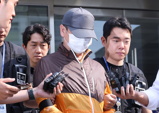 사제 총기 살해 사건 피의자 A씨(62·가 지난달 30일 오전 인천논현경찰서에서 검찰로 송치되고 있다. 뉴스1