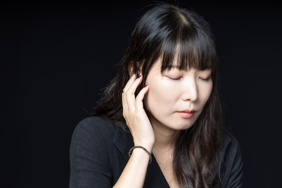 『뾰』의 구성은 시인이 글을 쓴 순서와 거의 일치한다. 지난 1년 간 쓴 글들을 모았다. 8월 2일자로 실린 일기「여름이 내게 준 문장들」이 가장 먼저 쓴 글이고, 8월 31일자로 실린 일기「마지막 여름은 나와 함께」가 마지막으로 쓴 글이다. ‘시의적절’을 위해 새로 쓴 글은 3분의 1 정도 된다. 권혁재 기자