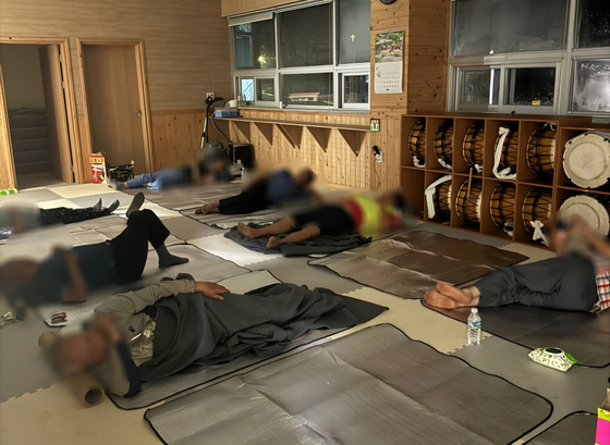 지난 3일 오후부터 4일 오전까지 쏟아진 폭우로 경남 산청군 생비량면 복지회관에 주민들이 대피해 있다. 사진 독자