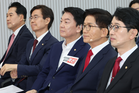 국민의힘 주진우(오른쪽부터)·김문수·안철수·조경태·장동혁 당 대표 후보가 3일 서울 여의도 국민의힘 당사에서 열린 제6차 전당대회 후보자 비전대회에서 송언석 비상대책위원장 겸 원내대표의 발언을 듣고 있다. 연합뉴스