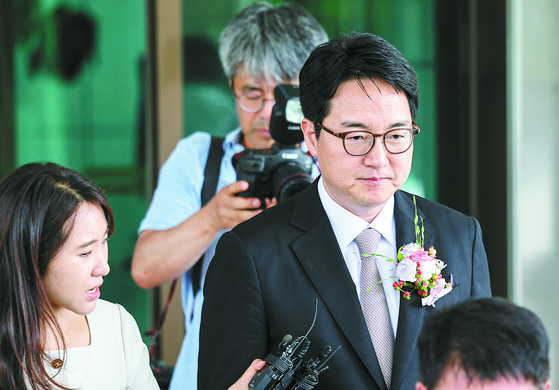 심우정 검찰총장이 지난달 2일 오후 서울 서초구 대검찰청에서 퇴임식을 마친 뒤 대검 청사를 나서고 있다. 김경록 기자