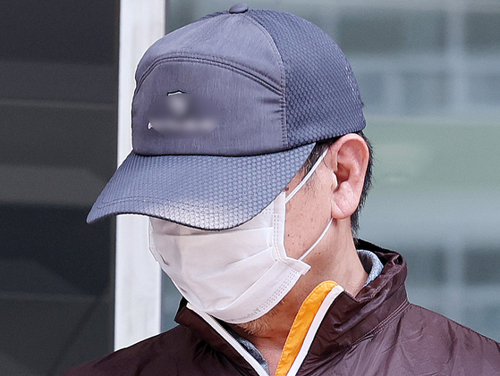 인천 송도 사제 총기 살해 사건 피의자 A씨(62)가 지난달 30일 오전 인천논현경찰서에서 검찰로 송치되고 있다. 뉴스1