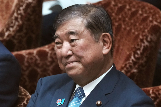 이시바 시게루 일본 총리가 4일 중의원(하원) 예산위원회에 참석해 의원 질의를 듣고 있다. AFP=연합뉴스 