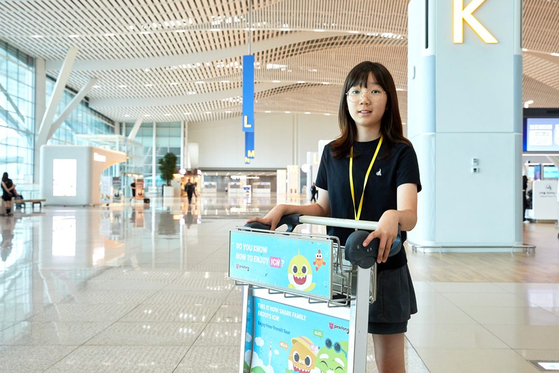 인천국제공항 여름 성수기(7월 25일~8월 11일)에는 하루 출발·도착 포함해 약 1048편의 항공기가 운항할 정도로 많은 사람이 방문한다. 수하물 카트를 끄는 박서현 학생기자.