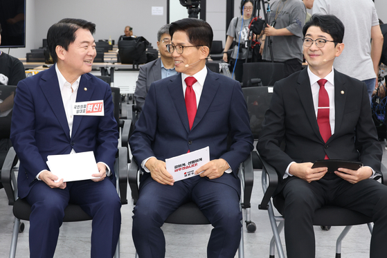 국민의힘 안철수(왼쪽부터), 김문수, 주진우 당대표 후보가 3일 오후 서울 여의도 중앙당사에서 열린 제6차 전당대회 후보자 비전대회에 참석해 대화하고 있다. 뉴스1