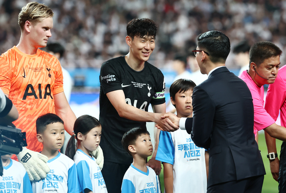 3일 오후 서울 마포구 서울월드컵경기장에서 열린 쿠팡플레이 시리즈 토트넘 홋스퍼와 뉴캐슬 유나이티드의 경기에 앞서 손흥민이 밝은 표정을 하고 있다. 뉴스1
