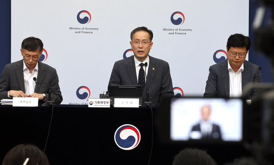 이형일 기획재정부 제1차관이 지난달 29일 2025 세제 개편안 상세 브리핑을 하고 있다. 왼쪽부터 박금철 세제실장, 이 차관, 조만희 조세총괄정책관. 연합뉴스