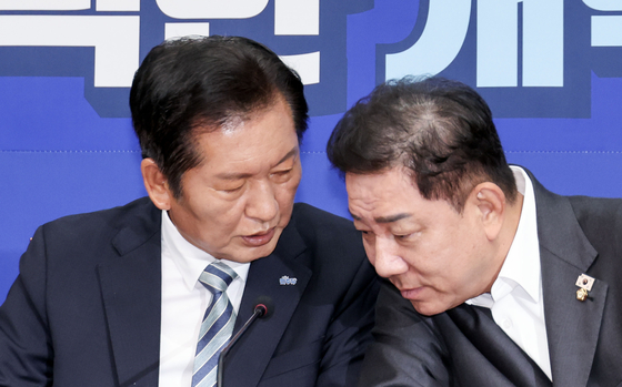 정청래 신임 더불어민주당 대표가 4일 오전 국회에서 열린 최고위원회의에 참석해 김병기 원내대표와 대화하고 있다. 김성룡 기자