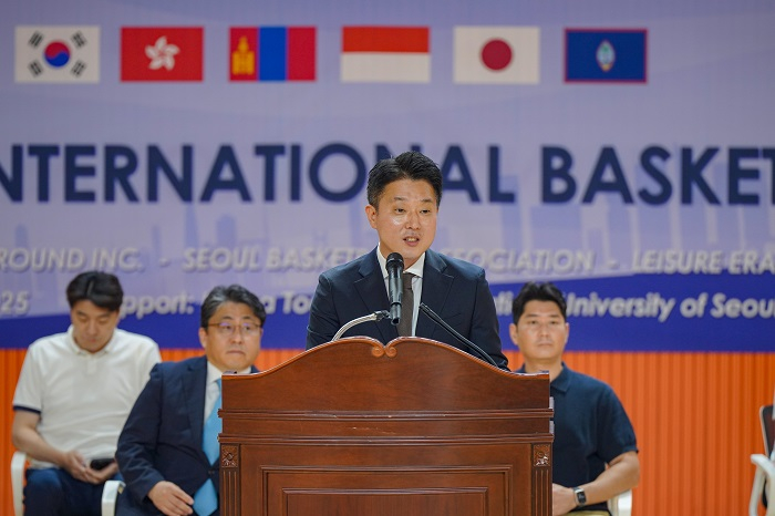 서울에서 최초로 진행되는 국제유소년농구대회에서 개회사를 선언하는 (주)플레이그라운드 코퍼레이션 이창호 대표이사