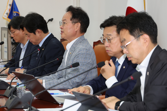 허영 더불어민주당 원내정책수석(가운데)이 3일 국회에서 열린 노조법 2·3조 개정 관련 기자간담회에서 발언하고 있다. 허 수석은 “이번 회기 내에 노조법 2·3조를 반드시 통과시킬 것”이라며 “법안이 통과되면 책임구조가 보다 명확해져 생산적 노사관계 구축이 기대된다”고 말했다. [연합뉴스]