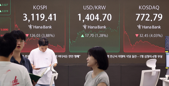 지난 1일 코스피 지수는 전 거래일 대비 126.03포인트(3.88%) 내린 3119.41로, 코스닥은 전 거래일 대비 32.45포인트(4.03%) 내린 772.79로 장을 마쳤다. 뉴스1