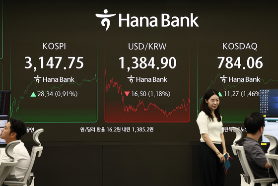 4일 오후 서울 중구 하나은행 딜링룸 전광판에 마감 시황이 나오고 있다. 뉴스1