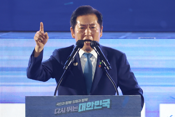 정청래 신임 더불어민주당 대표가 지난 2일 경기 고양시 킨텍스에서 열린 더불어민주당 제2차 임시전국당원대회에서 당대표직 수락 연설을 하고 있다. 연합뉴스