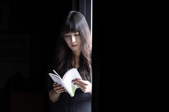 문단에 속한 여성 시인이자 한국 여성으로서 감각하는 세계에 대한 글도 포함됐다. 그는 “‘페미니즘’에 대해 언급하지 않으려고 해도, 제가 살아온 이야기를 하게되면 여성이란 화두와 연결되는 것 같다”며 “『뾰』에도 썼듯 누군가는 기억해야 하고, 잊히지 않게 이야기해야한다는 마음으로 글을 쓰는 것 같다”고 전했다. 권혁재 기자