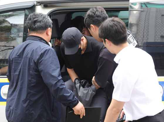 지난달 30일 오전 경기도 의정부시 가능동 의정부지방법원에서 강도상해 혐의로 구속영장이 청구된 30대 농협 직원 A씨가 구속 전 피의자 심문을 위해 법정으로 이동하고 있다. 연합뉴스
