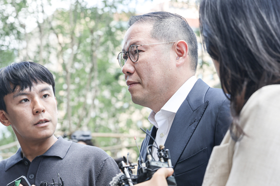 조현상 HS효성 부회장이 4일 오전 '집사게이트' 의혹에 대한 조사를 받기 위해 서울 종로구 김건희 특검팀 사무실로 출석하며 취재진의 질문을 받고 있다. 김경록 기자