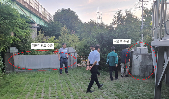 대구 북구 노곡동 침수사고 조사단이 제진기관로 수문과 직관로 수문을 살펴보고 있다. 사진 대구시