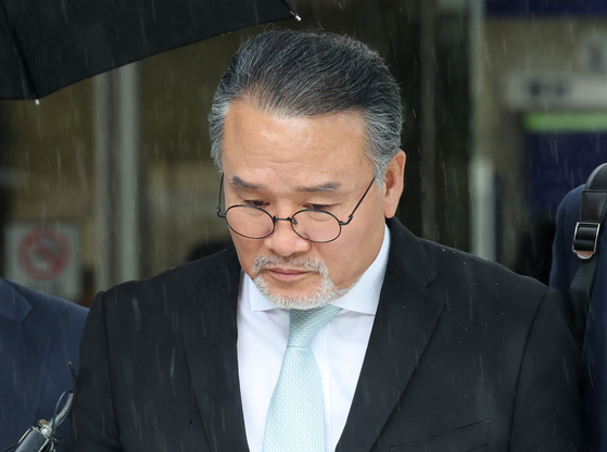 이일준 삼부토건 회장이 지난달 17일 서울중앙지법에서 구속 전 피의자 심문(영장실질심사)을 마친 뒤 법정을 떠나고 있다.   연합뉴스