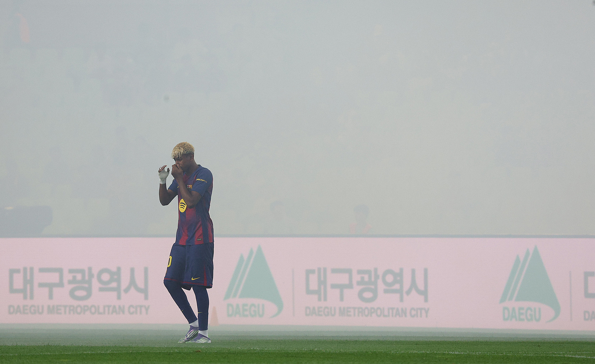 경기 시작 축포로 인해 경기장에 연기가 가득한 모습을 보이는 가운데 FC바르셀로나 라민 야말이 손사래를 치고 있다. [연합뉴스]