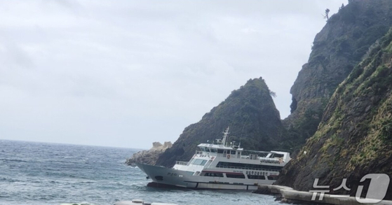 4일 오전 8시 41분쯤 울릉도 도동항에서 출항한 썬스타호가 해안 산책로 절벽에 부딪혀 멈춰있다. 뉴스1