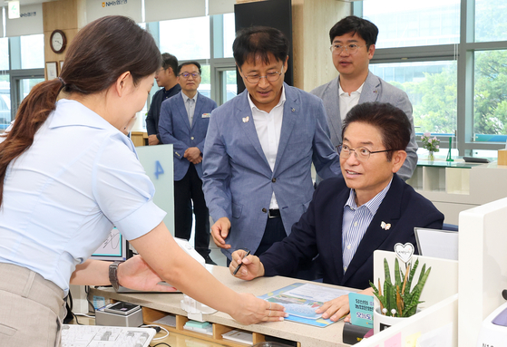 지난 4일 경북 안동시 NH농협은행 경북도청점에서 이철우 경북도지사가 'APEC 2025 KOREA 성공개최를 위한 예금' 상품에 가입하고 있다. 사진 경북도