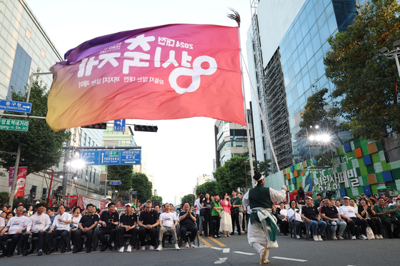 지난해 8월 대전 중앙로 일원에서 열린 대전 0시 축제 개막행사에서 이장우 대전시장을 비롯해 관광객들이 퍼레이드를 관람하고 있다. [사진 대전시]