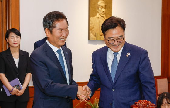 정청래 더불어민주당 대표가 5일 서울 여의도 국회에서 우원식 국회의장을 예방하고 있다.뉴스1