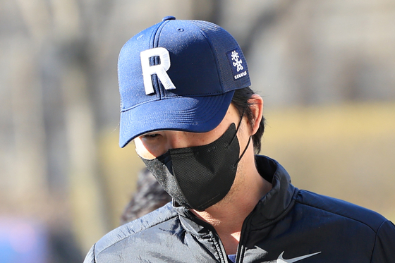 마약 투약 혐의를 받고 있는 전 프로야구 선수 오재원이 지난 21일 영장실질심사에 춣석하기 위해 서울중앙지법으로 들어가고 있다. 법원의 영장 발부로 구속된 오재원은 영화배우 이선균의 비극에 이어 또 한번 우리 사회의 마약 확산 실태를 여실히 보여준 사례가 됐다. 연합뉴스