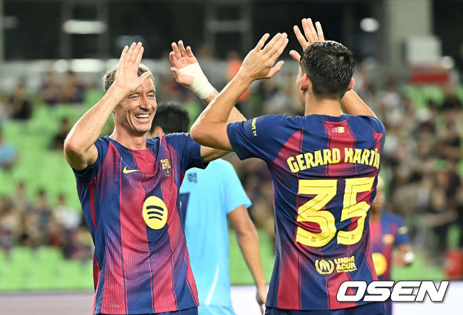 [OSEN=대구, 이석우 기자] 4일 대구스타디움에서 대구FC와 FC 바르셀로나의  2025 아시아 투어 에디션 한국 경기가 열렸다.  FC 바르셀로나는지난달 31일 서울월드컵경기장에서 열린 FC 서울과의 맞대결에서 7-3으로 완승을 거뒀다.FC 바르셀로나 로베르트 레반도프스키가 골을 성공시키고 제라드 마르틴과 세리머니를 하고 있다. 2025.08.04 / foto0307@osen.co.kr