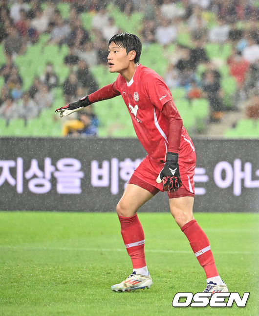 [OSEN=대구, 이석우 기자] 4일 대구스타디움에서 대구FC와 FC 바르셀로나의  2025 아시아 투어 에디션 한국 경기가 열렸다.  FC 바르셀로나는지난달 31일 서울월드컵경기장에서 열린 FC 서울과의 맞대결에서 7-3으로 완승을 거뒀다.대구FC 한태희 골키퍼가 수비수들의 위치 조정을 하고 있다. 2025.08.04 / foto0307@osen.co.kr