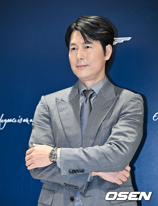 [OSEN=조은정 기자] 18일 서울 송파구 롯데백화점 잠실점에서 한 스위스 럭셔리 시계 브랜드 부티크 오픈식이 열렸다.배우 정우성이 포즈를 취하고 있다.  2024.03.18 /cej@osen.co.kr