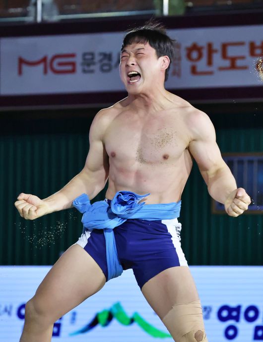 문준석(수원특례시청)이 통산 11번째 태백장사 꽃가마를 탔다. / 대한씨름협회