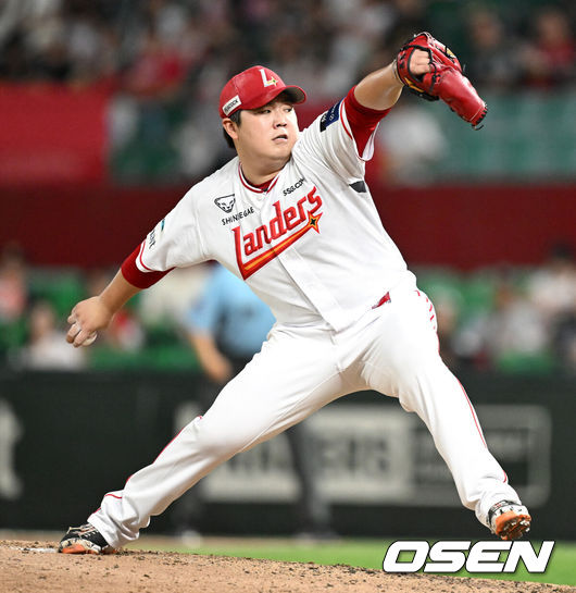 [OSEN=인천, 이대선 기자] 31일 오후 인천 SSG랜더스필드에서 2025 신한 SOL Bank KBO리그 SSG 랜더스와 키움 히어로즈의 경기가 열렸다.SSG는 앤더슨, 키움은 김연주를 선발 투수로 내세웠다.8회초 무사에서 SSG 이로운이 역투하고 있다. 2025.07.31 /sunday@osen.co.kr