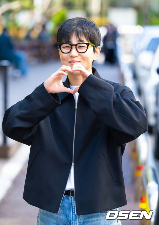 [OSEN=박준형 기자] 15일 오후 서울 영등포구 여의도 KBS 신관에서 KBS 2TV '더 시즌즈 - 박보검의 칸타빌레' 녹화가 진행됐다.이번 방송에는 이승철과 치즈, 딘딘, 박은태, 차지연이 출연한다.   가수 딘딘이 포즈를 취하고 있다. 2025.04.15 / soul1014@osen.co.kr