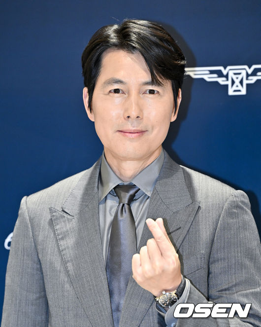 [OSEN=조은정 기자] 18일 서울 송파구 롯데백화점 잠실점에서 한 스위스 럭셔리 시계 브랜드 부티크 오픈식이 열렸다.배우 정우성이 포즈를 취하고 있다.  2024.03.18 /cej@osen.co.kr