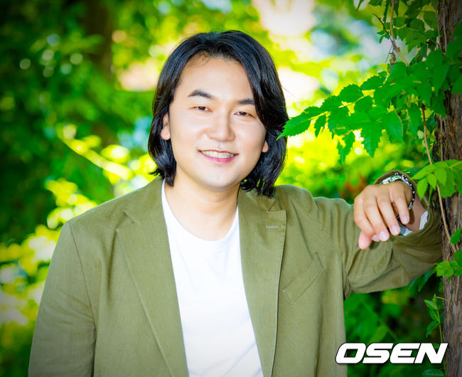 [OSEN=민경훈 기자] 배우 이석이 5일 서울 마포구 합정동에서 OSEN과 인터뷰를 진행했다.배우 이석은 넷플릭스 시리즈 '오징어게임', '트리거' 에서 인상 깊은 연기를 펼쳤다. 배우 이석이 인터뷰에 앞서 포즈를 취하고 있다. 2025.08.05 /rumi@osen.co.kr