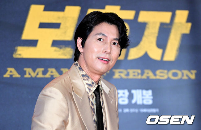 [OSEN=최규한 기자] 9일 오후 서울 삼성동 메가박스 코엑스에서 영화 ‘보호자’(감독 정우성) 레드카펫 쇼케이스 행사가 열렸다.영화 ’보호자’는 10년 만에 출소해 몰랐던 딸의 존재를 알고 평범하게 살기를 원하는 수혁과 그를 노리는 이들 사이의 이야기를 그린 액션 영화로 오는 15일 개봉된다. 감독 겸 배우 정우성이 행사를 마치고 팬들에게 인사하고 있다. 2023.08.09  / dreamer@osen.co.kr