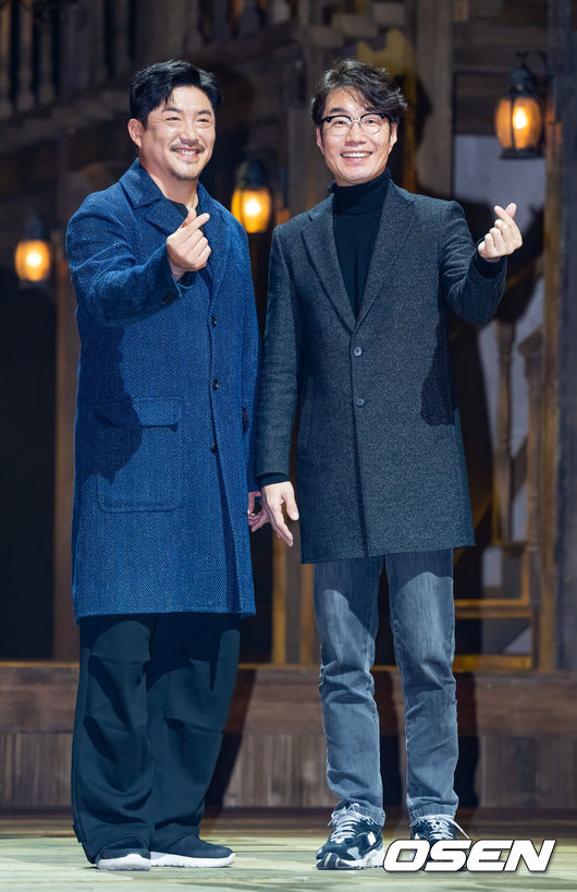 [OSEN=민경훈 기자] 7일 오후 서울 서초구 예술의전당 CJ토월극장에서 연극 '셰익스피어 인 러브' 기자간담회가 열렸다.페니맨 역의 배우 임철형과송영규가무대 위에서 포토타임을 갖고 있다. 2023.02.07 / rumi@osen.co.kr