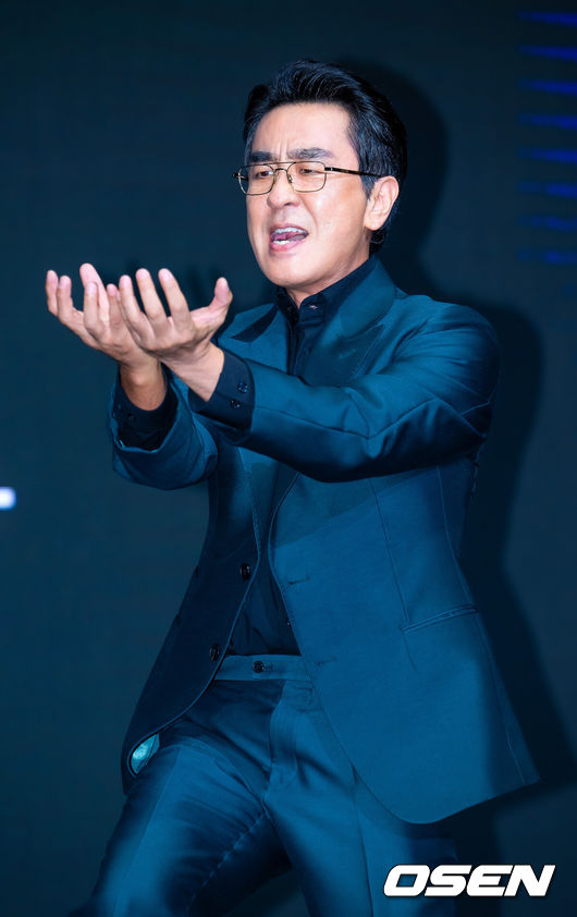 [OSEN=민경훈 기자] 디즈니+ 오리지널 '파인: 촌뜨기들' 제작발표회가 8일 서울 콘래드 서울 호텔에서 열렸다.류승룡, 양세종, 임수정을 비롯한 믿고 보는 배우들이 총출동한 '파인: 촌뜨기들(극본 강윤성 안승환, 연출 강윤성, 약칭 파인)'은 1977년, 바다 속에 묻힌 보물선을 차지하기 위해 몰려든 근면성실 생계형 촌뜨기들의 속고 속이는 이야기를 그린 드라마다.배우 류승룡이 포즈를 취하고 있다. 2025.07.08 / rumi@osen.co.kr